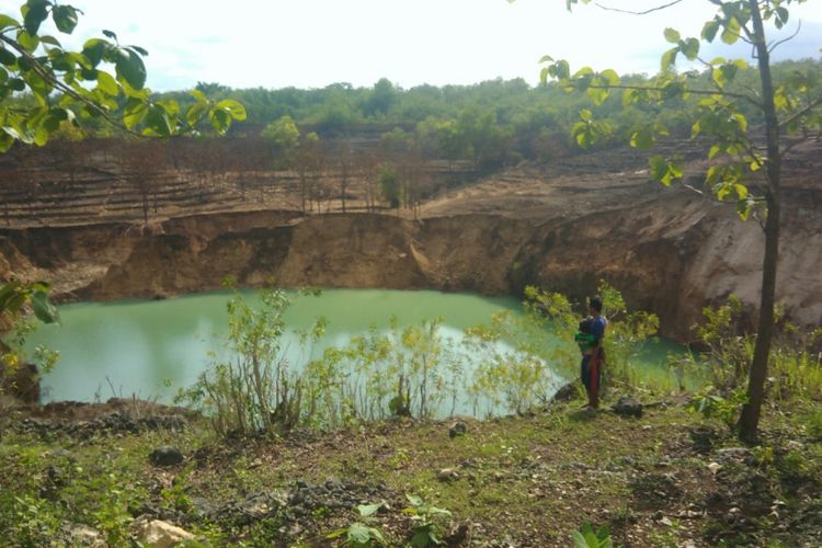 Tanah ambles di Dusun Serpeng Wetan, Desa Pacarejo, Semanu, Gunungkidul, membentuk sebuah danau berair jernih.