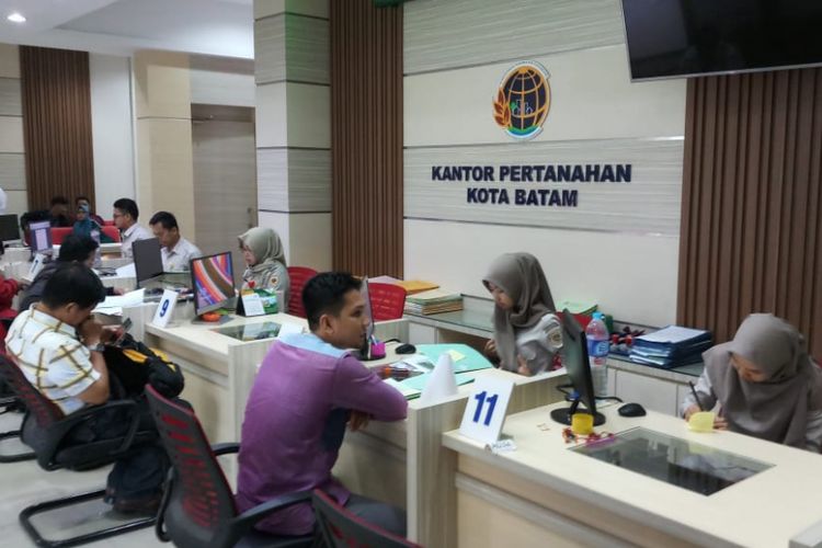 Kantor Pertanahan (Kantah) Kota Batam sampai saat ini terus menggesa pelaksanaan program pendaftaran tanah sistematik lengkap (PTSL). Bahkan, hingga saat ini kantah Batam telah mencapai lebih dari 50 persen target pelaksanaan atau sebanyak 16.594 sertifikat telah diterbitkan.