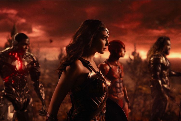 Jason Momoa (Aquaman), Gal Gadot (Wonder Woman), Ezra Miller (The Flash), dan Ray Fisher (Cyborg) beraksi dalam Justice League (2017)