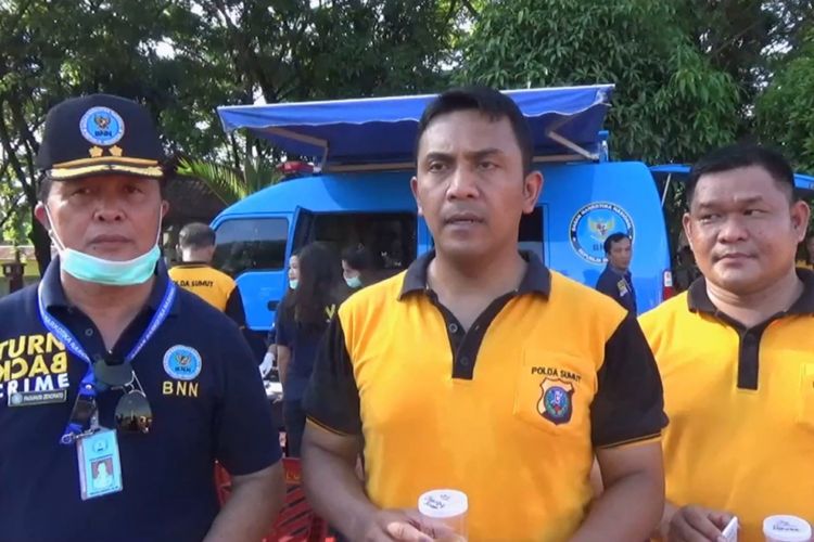 paling kanan gambar, Wakapolres Nias Kompol Herwansyah Putra mengatakan bahwa 4 Anggota Polisi yang positif dinyatakan BNNK Gunungsitoli akan ditindak tegas sesuai aturan yang berlaku dan salah satu program Kapolres Nias yakni Bersih Kedalam Hajar Keluar.