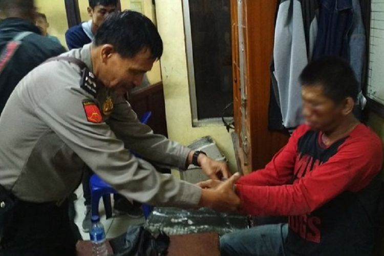 Pelaku pencurian, Andi Tono, diamankan jajaran Polsek Samarinda Ulu, sedangkan rekannya Rudi meninggal dunia setelah meminta air minum kepada warga, Selasa (23/10/2018). 