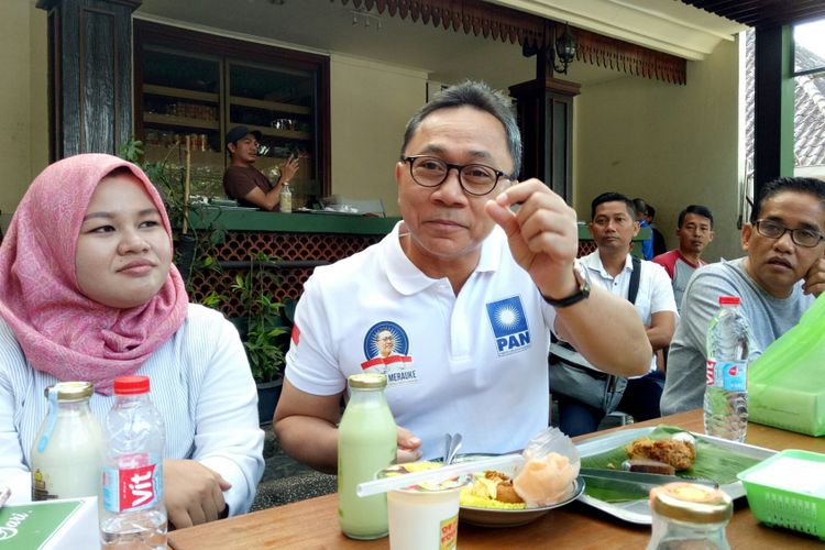 Ketua Umum PAN Zulkifki Hasan sarapan bersama para awak media di Bandung, Jawa Barat, Selasa (22/8/2017)