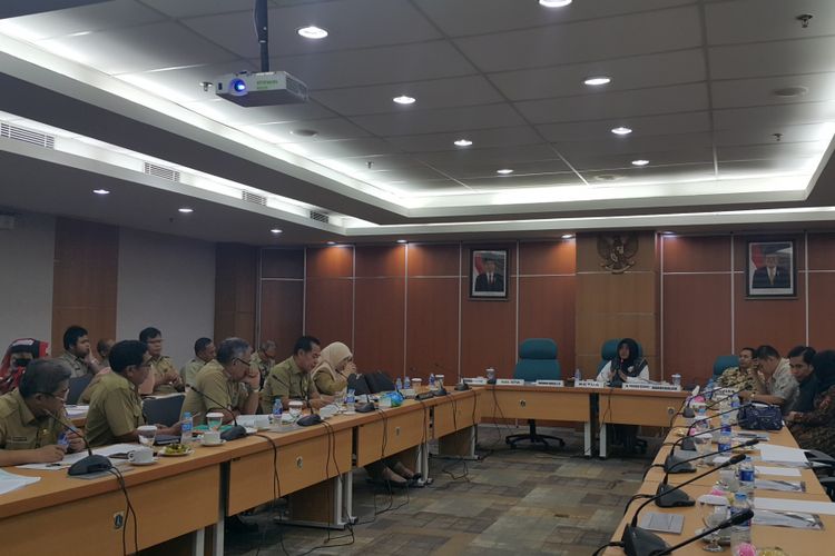 Rapat pembahasan rencana kerja pemerintah daerah (RKPD) 2018 Dinas Koperasi, UMKM, dan Perdagangan DKI Jakarta bersama Komisi B DPRD DKI Jakarta di Gedung DPRD DKI, Jalan Kebon Sirih, Selasa (12/9/2017). 