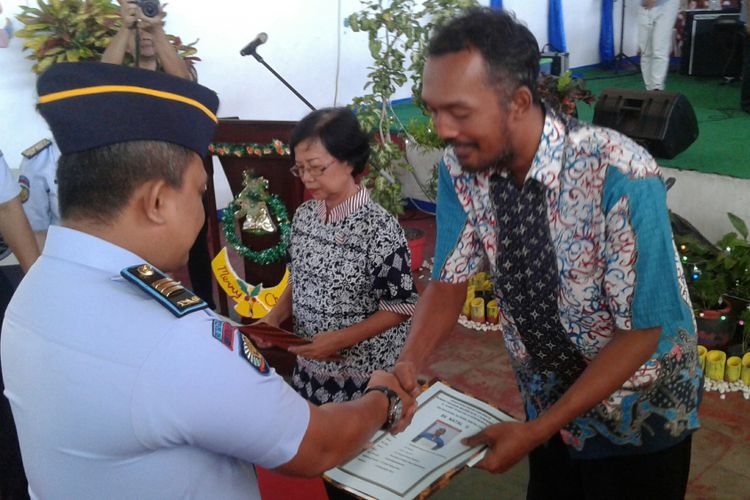 Heru Supanto (33) menerima SK remisi bebas Hari Raya Natal dari Rutan Kelas 1 Surakarta di Solo, Jawa Tengah, Senin (25/12/2017).