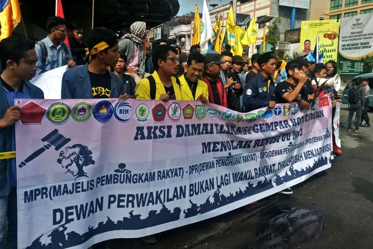 Ratusan mahasiswa yang tergabung dalam Aliansi Gerakan Masyarakat Peduli Aspirasi Rakyat (Gempar) Tarakan menolak revisi UU MD3 dengan menggelar aksi damai di halaman Kantor DPRD Kota Tarakan. Melalaui petisi yang ditandatangani oleh puluhan organisasi kemahasiswan tersebut Aliansi Gempar mendesak DPRD Kota Tarakan menyuarakan penolakan mereka di DPRRI.