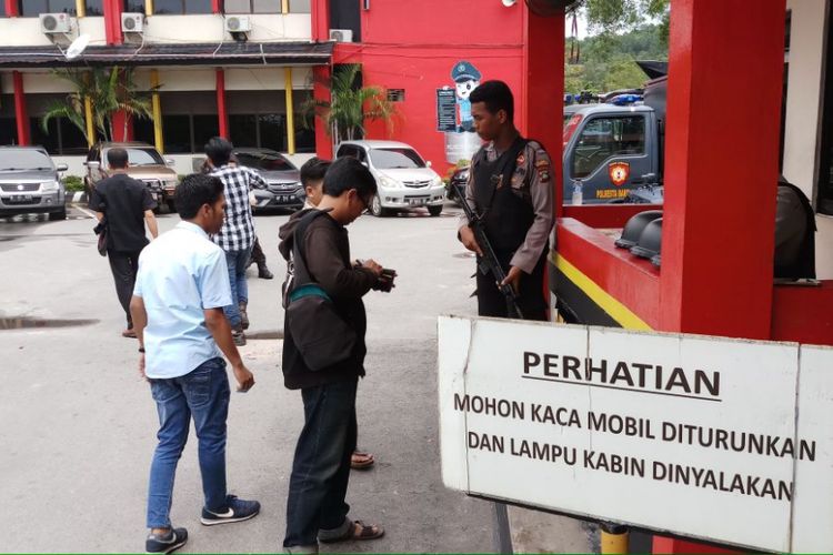 Suasana penjagaan pintu masuk Mapolresta Barelang Batam pasca bom susulan di Mapolrestabes Surabaya pagi tadi, Senin (14/5/2018).