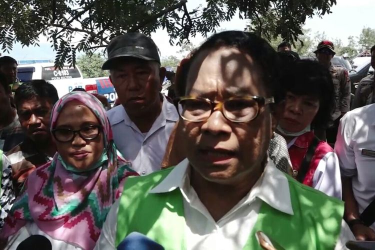Menteri Yohana saat mengunjungi anak-anak di tenda pengungsi Petobo, Palu, Sulawesi Tengah. Rabu, (10/10/2018).