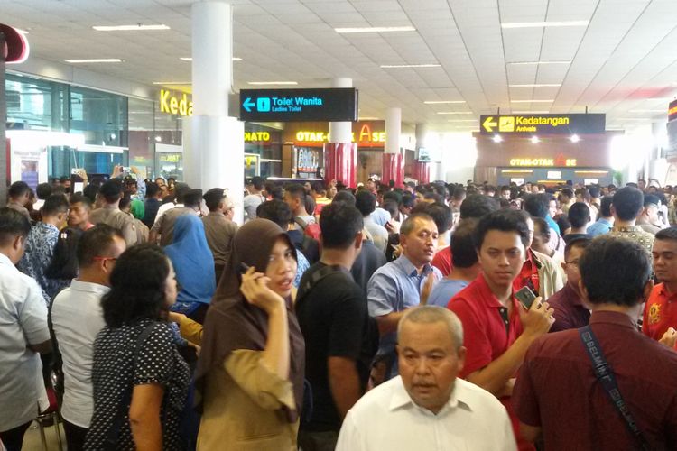 Berita foto : Anggota keluarga korban pesawat Lion Air JT 610 memadati Bandara Depati Amir, Pangkal Pinang, Senin (29/10/2018).