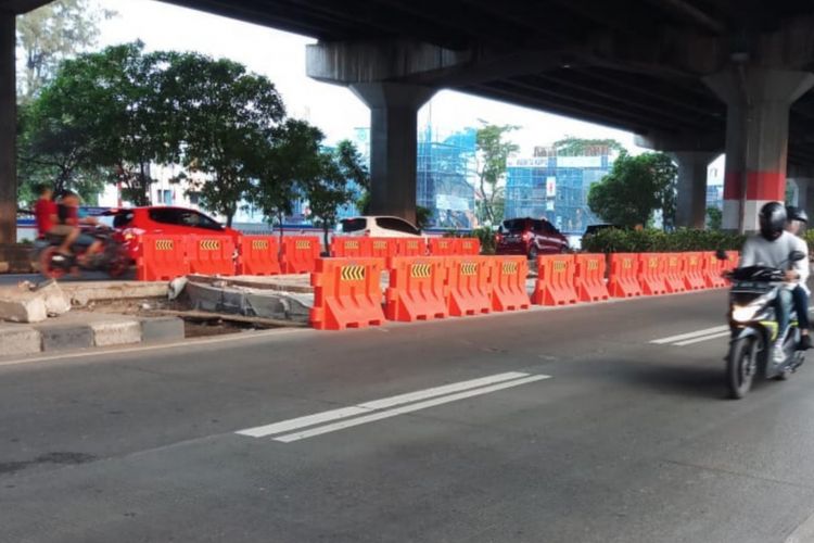 Jalur U-turn atau putaran di Jalan DI Panjaitan, Jakarta Timur akan diubah posisinya. Foto diambil pada Sabtu (12/1/2019)