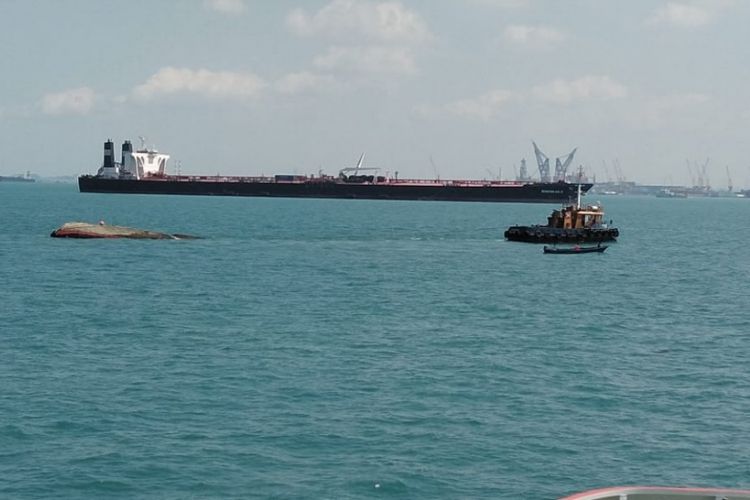 Direktorat Polisi Air dan Udara (Ditpolairud) Polda Kepri bersama BNPP Kelas A Tanjungpinang saat ini terus memaksimalkan pencarian 2 ABK Tug Boats Koi 3 yang sampai saat ini masih belum ditemukan usai bertabrakan dengan Kapal Tanker Shun Sheng di Perairan Selat Singapura, Kamis (7/2/2019).
