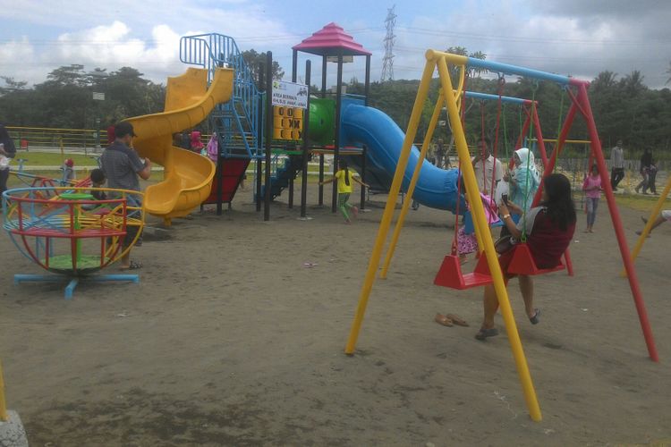 Ada area bermain untuk anak di Taman Bendung Kamijoro ini. Magnet baru ini berada di Dusun Kaliwiru, Desa Tuksono, Kecamatan Sentolo, Kulon Progo.