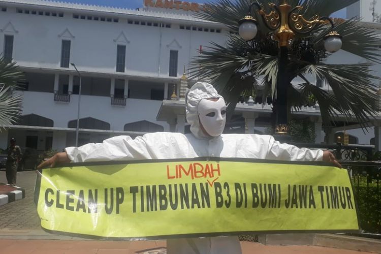 Aktivis lingkungan dari Ecoton dan Komunitas Detox menggelar aksi di depan Gedung Negara Grahadi, Surabaya, Senin (25/2/2019). Mereka mendesak Gubernur Jatim memasukkan rencana clean up kawasan militer dan kawasan lain di Jawa Timur yang selama ini mrnjadi tempat penimbunan limbah B3.