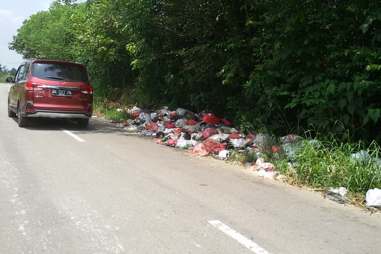 Tumpukan sampah di Jalan Padat Karya Selindung, Pangkal Pinang yang menyebabkan keresahan warga, Senin (4/3/2019).