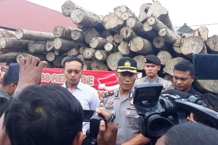 Waka Polres Aceh Timur, Kompol Apriadi memperlihatkan 21 ton kayu yang disita dari hutan lindung di Mapolres Aceh Timur, Rabu (11/10/2017)