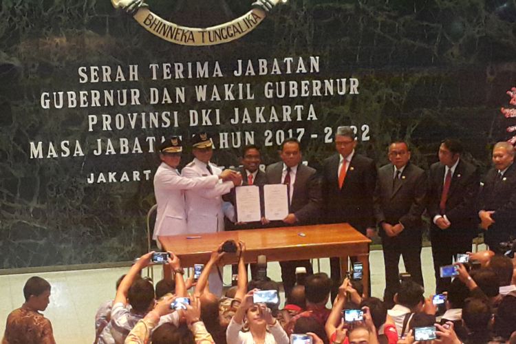 Gubernur dan Wakil Gubernur DKI Jakarta Anies Baswedan dan Sandiaga Uno melakukan serah terima jabatan di Balai Agung, Balai Kota DKI Jakarta, Jalan Medan Merdeka Selatan, Senin (16/10/2017) petang.