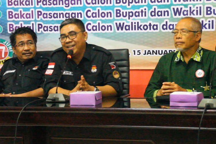 Ketua KPU NTB Aksar Ansari (tengah) menerima tim dokter independen, Ketua Ikatan Dokter Indonesia (IDI) NTB I Komang Gerudug MPH (kanan), saat penyerahan hasil tes kesehatan 15 paslon gubernur, bupati  dan wali kota, Selasa (16/1/2018).