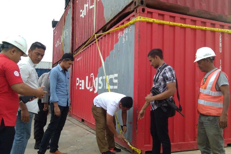 Tim Gabungan Penyidik Reskrim Polsek Bintan Timur bersama Sat Reskrim Polres Bintan melakukan pemasangan garis polisi pada salah satu kontainer yang berisikan barang impor ilegal