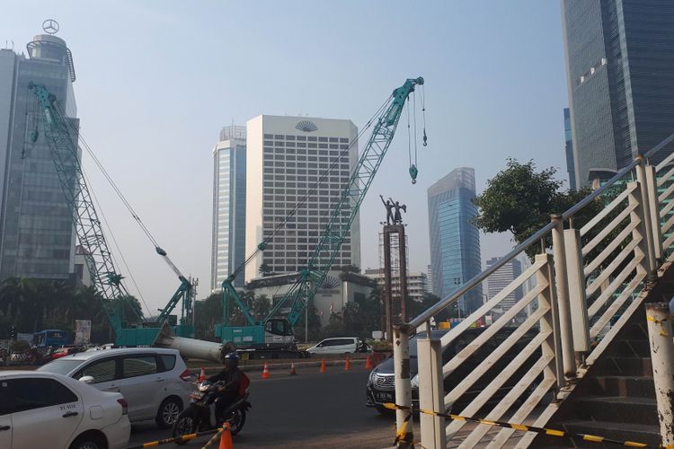 Alat berat masih bersiaga di Jembatan Penyebrangan Orang (JPO) Bundaran Hotel Indonesia (HI) di Jalan MH Thamrin, Jalarta Pusat, Selasa (31/7/2018)