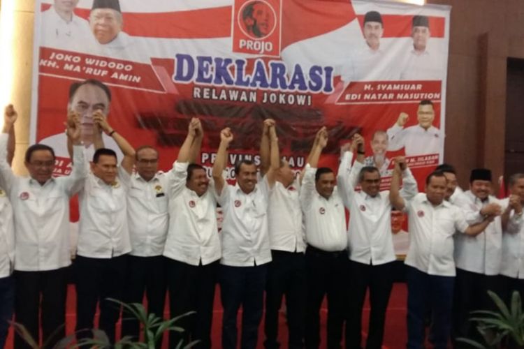 Seluruh kepala daerah di Riau saat deklarasi mendukung Jokowi di Hotel Aryaduta Pekanbaru, Riau, Rabu (10/10/2018).