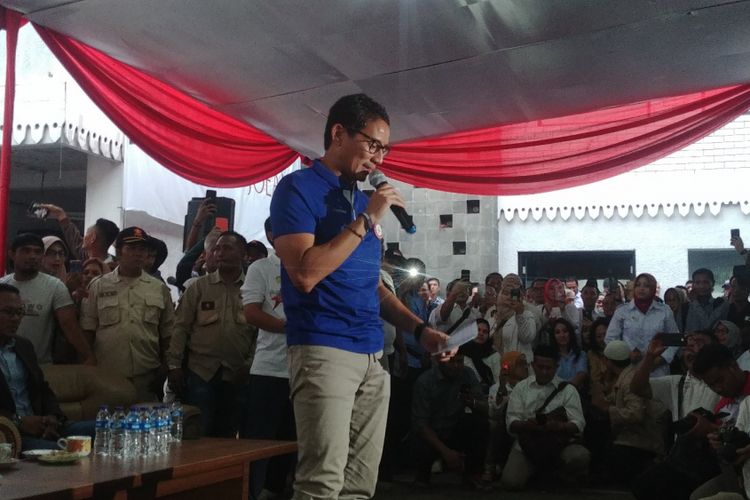Calon Wakil Presiden Sandiaga Uno menyapa relawan di Rumah Djoeang, Jakarta, Kamis (18/10/2018).
