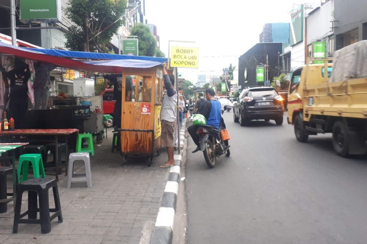 Pedagang kaki lima (PKL) berjualan di sepanjang trotoar Jalan Haji Agus Salim atau kawasan Sabang, Jakarta Pusat, Rabu (14/11/2018).