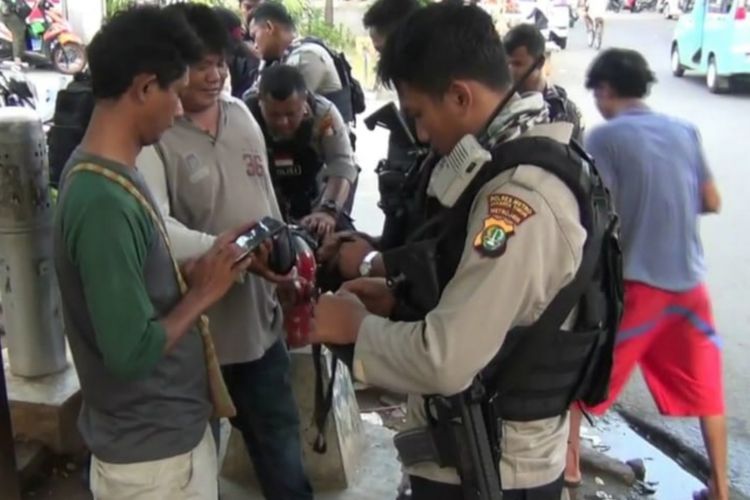 Polisi ringkus empat pemuda yang kerap peras sopir angkot di Stasiun Klender, Pulo Gadung, Jakarta Timur, Rabu (9/1/2019)