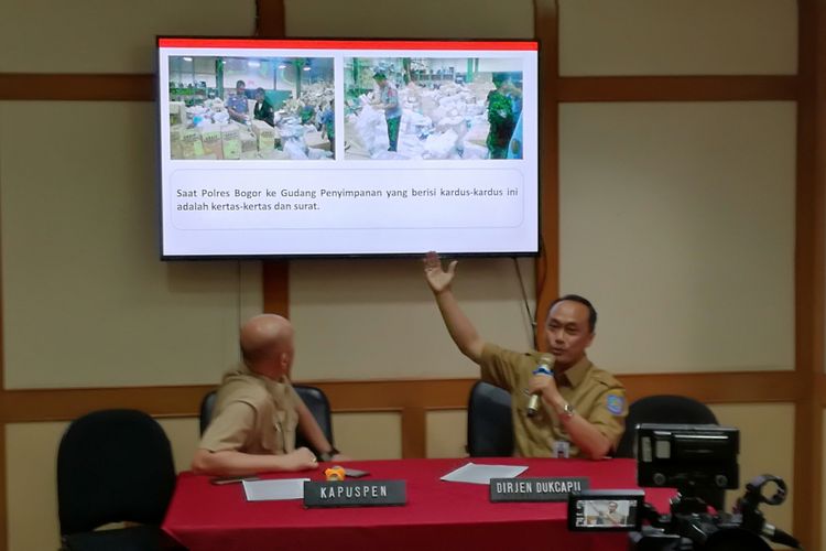 Direktur Jenderal Kependudukan dan Catatan Sipil Kemendagri Zudan Arif Fakrulloh dalam konferensi pers di Kemendagri, Senin (28/5/2018)