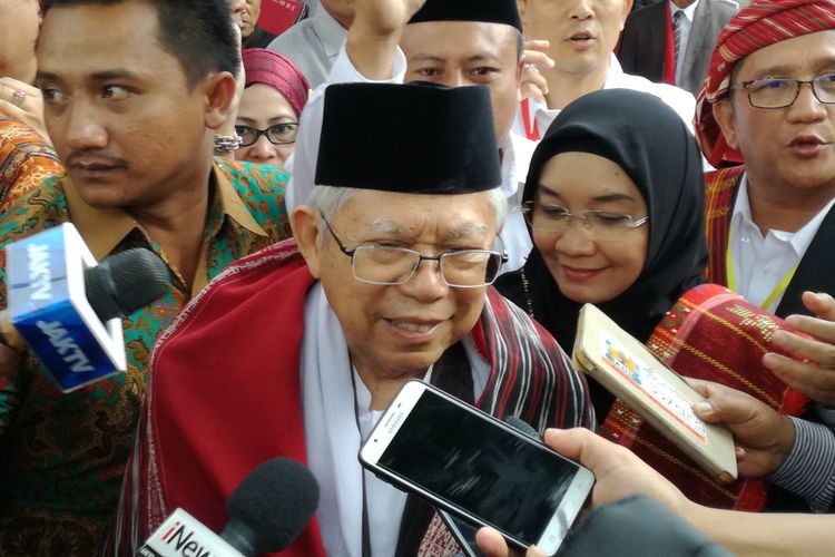 Calon wakil presiden Maruf Amin usai berziarah di makam Sisingamangaraja XII, Toba Samosir, Sumatera Utara, Jumat (5/10/2018)