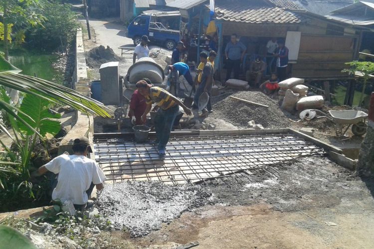 Proses perbaikan jembatan di Kampung Rawageni, Kelurahan Ratujaya, Kecamatan Cipayung, Depok pada Senin (28/8/2017). Dana perbaikan jembatan merupakan hasil swadaya masyarakat setempat.