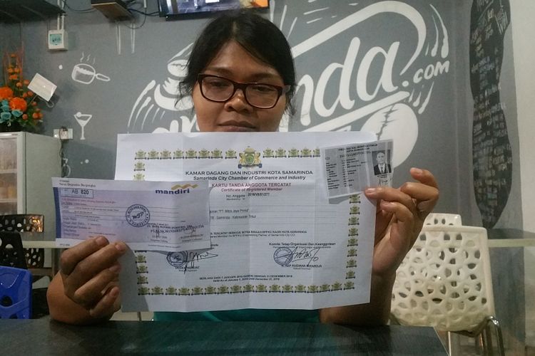 Rosnawati menunjukkan surat deposito berjangka senilai Rp 30 miliar beserta surat keterangan keanggotaan Kadin Samarinda serta fotokopi KTP atas nama Haris Susanto yang diduga palsu.