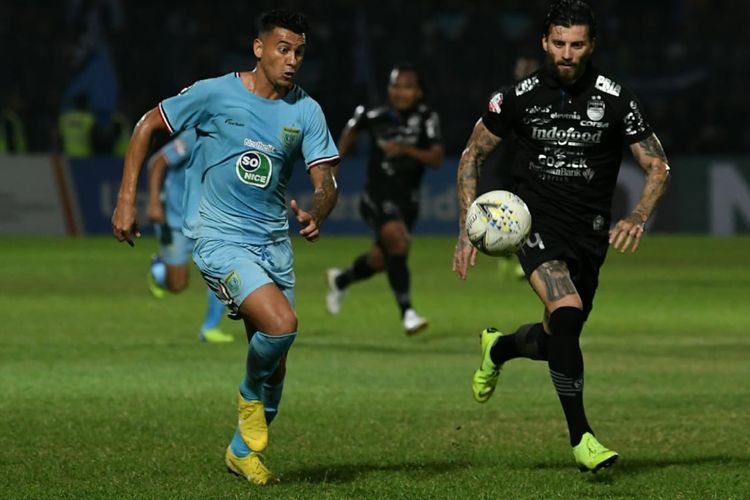 Pertandingan Liga 1 2019 antara Persela Lamongan dan Persib Bandung di Stadion Surajaya, 8 Agustus 2019, berakhir imbang 2-2. 