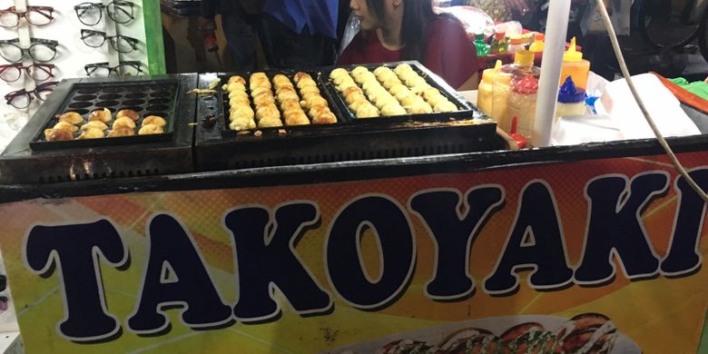 Kuliner takoyaki yang ada di kawasan kota tua Jakarta saat malam tahun baru, Minggu (31/12/2017).