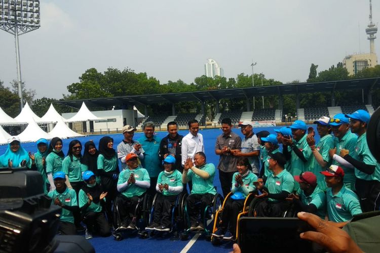 Presiden RI Joko Widodo (kemeja putih) mengunjungi atlet cabang olahraga lawn bowls saat berlatih dalam persiapan Asian Para Games 2018, di Lapangan Hoki Gelora Bung Karno, Senayan, Jakarta, Kamis (27/9/2018).