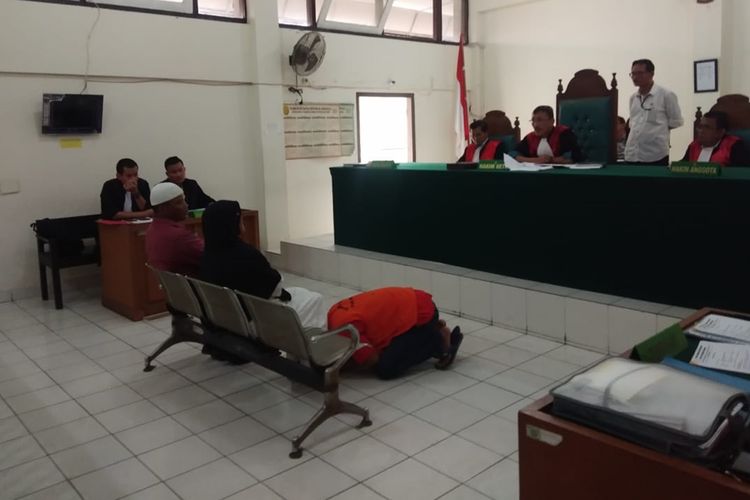 Terdakwa kasus pembunuhan Apriansyah bersujud di kaki ibu korban untuk meminta keringanan hukuman dalan sidang yang berlangsung di Pengadikan Negeri Klas 1A Palembang.