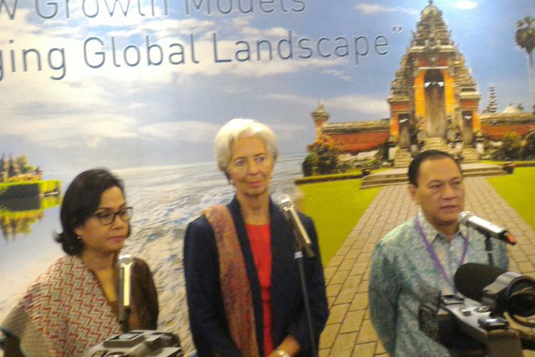 Menteri Keuangan Sri Mulyani Indrawati, Direktur Pelaksana Dana Moneter Internasional (IMF) Christine Lagarde, dan Gubernur Bank Indonesia (BI) Agus DW Martowardojo dalam konferensi pers di Jakarta, Selasa (27/2/2018).