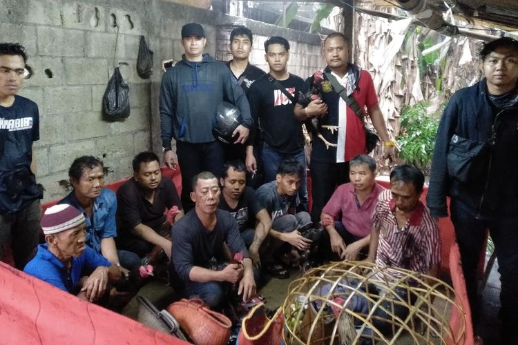 Delapan orang (duduk) yang ditangkap polisi di Jakarta Selatan saat mereka sedang berjudi sabung ayam.