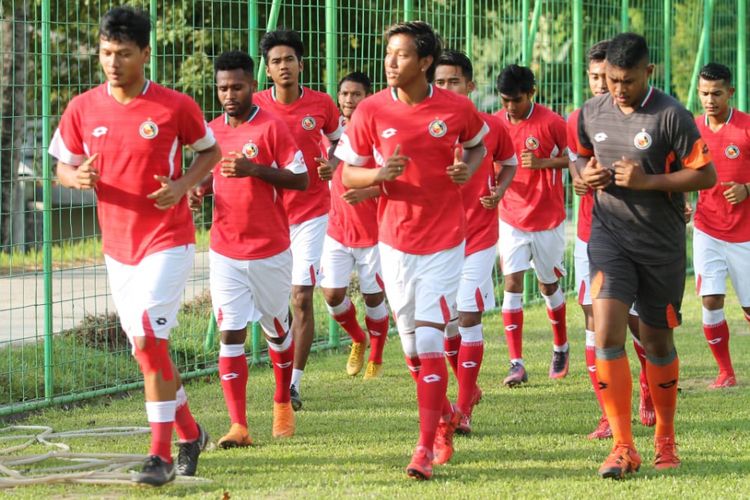 Pemain Semen Padang menggelar latihan di lapangan Mess PT Semen Padang