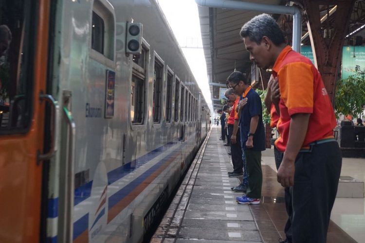 Para porter, petugas keamanan, serta sejumlah pegawai PT KAI di Stasiun Senen memberikan penghormatan kepada para penumpang yang berangkat menggunakan kereta api dari stasiun itu, Senin (11/6/2018).