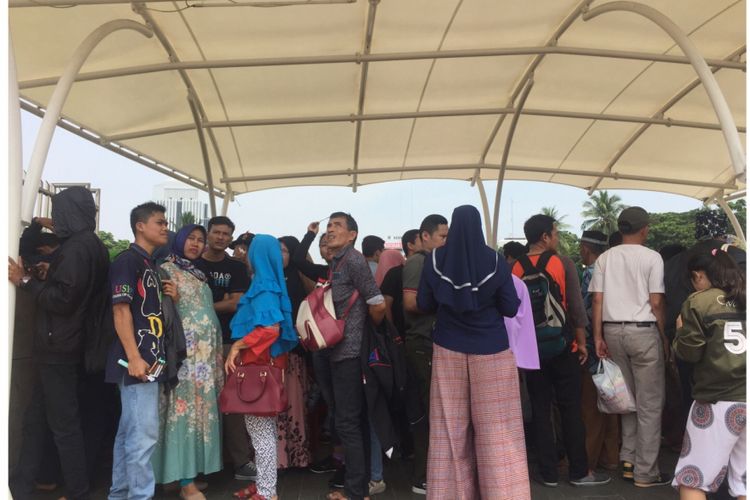 Antusias pengunjung ke Tugu Monas, Medan Merdeka Barat, Selasa (20/10/2018).