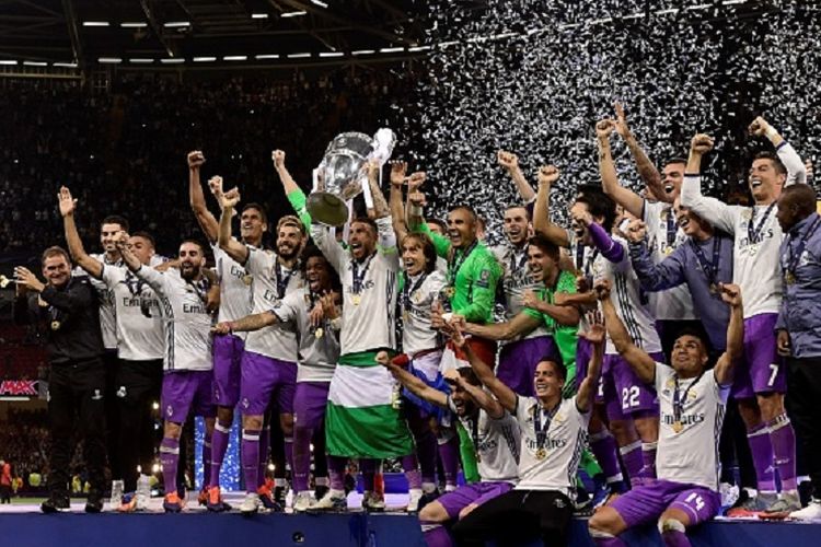 Sergio Ramos mengangkat trofi Liga Champions seusai Real Madrid menang 4-1 atas Juventus pada final Liga Champions 2016-2017 di Stadion Millenium, Sabtu (3/6/2017). 