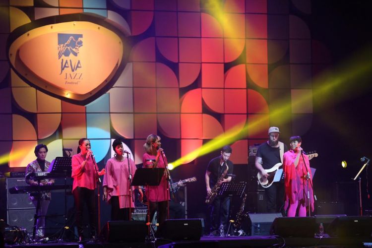 Dira Sugandi bersama Harvey Mason  tampil di panggung Java Jazz Festival 2019  hari kedua di JIExpo Kemayoran, Jakarta Pusat, Sabtu (2/3/2019).