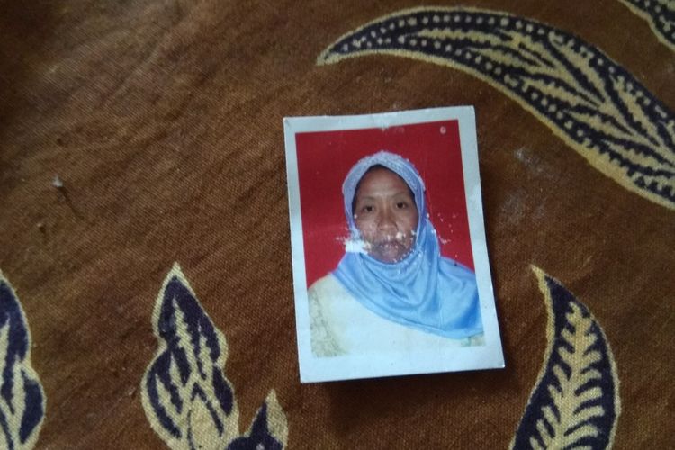 Satu-satunya foto Sitiyah yang dimiliki Siti Hamidah, anak kandungnya. Sitiyah dideportasi dari Malaysia dan telantar di Batam, Kepulauan Riau.