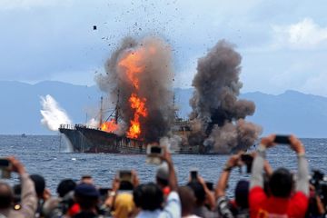 Sejumlah warga menyaksikan proses penenggelaman kapal pelaku pencurian ikan KM SINO 26 dan KM SINO 35 di perairan Desa Morela, Pulau Ambon, Kabupaten Maluku Tengah, Maluku, Sabtu (1/4/2017). Proses penenggelaman dipimpin langsung Menteri Kelautan dan Perikanan selaku Komandan Satgas Pemberantasan Penangkapan Ikan Secara Ilegal (Satgas 115) Susi Pudjiastuti didampingi Wakil KSAL Laksdya TNI Achmad Taufiqoerrochman, Menteri Pendayagunaan Aparatur Negara dan Reformasi Birokrasi Asman Abnur dan Gubernur Maluku Said Assagaff.