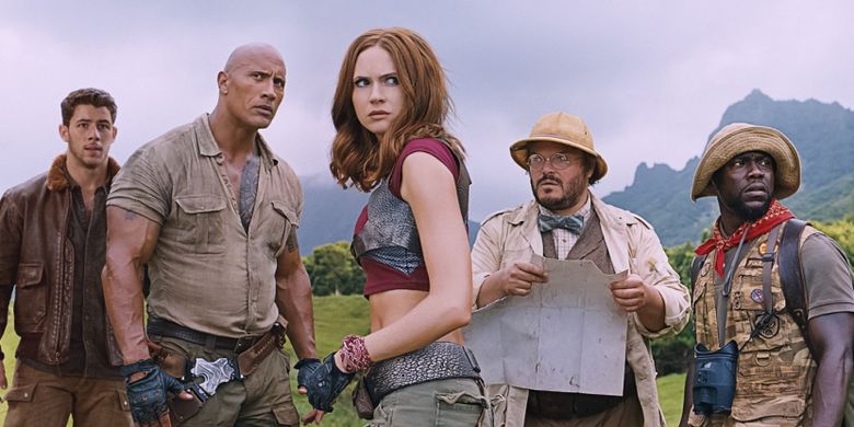 Nick Jonas, Dwayne Johnson, Karen Gillan, Jack Black, dan Kevin Hart dalam film Jumanji: Welcome to the Jungle.