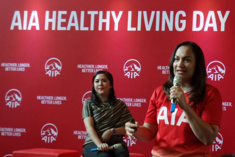 Head of Brand and Communication PT AIA Financial Kathryn Monika Parapak (kanan) ketika memaparkan AIA Healthy Living Index 2018 di Elite Club, Epicentrum, Jakarta Selatan, Kamis (6/12/2018).