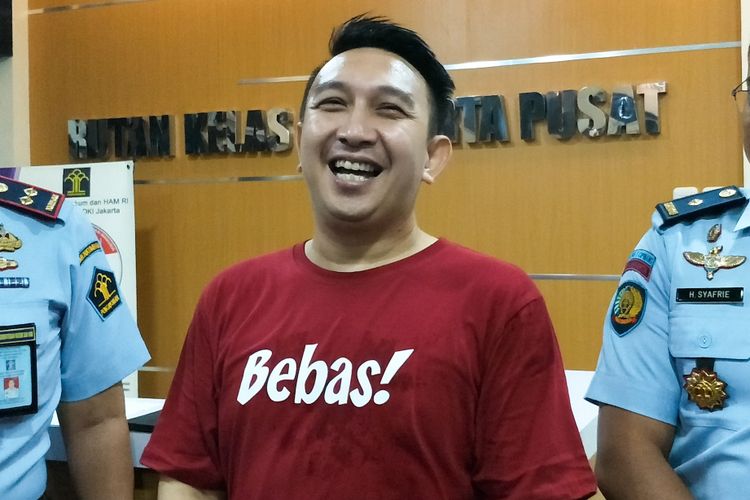 Artis peran Augie Fantinus setelah bebas dari Rutan Salemba, Jakarta Pusat, Senin (11/3/2019).