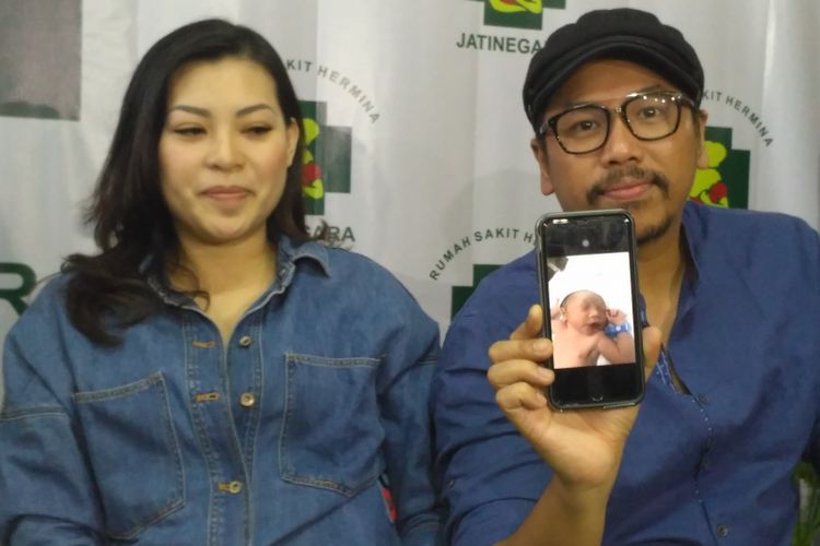 Penyanyi solo Sammy Simorangkir dan sang istri Viviane menunjukkan foto sang buah hati dalam jumpa pers usai di Rumah Sakit Hermina, Jatinegara, Jakarta Timur, Jumat (24/8/2018). 
