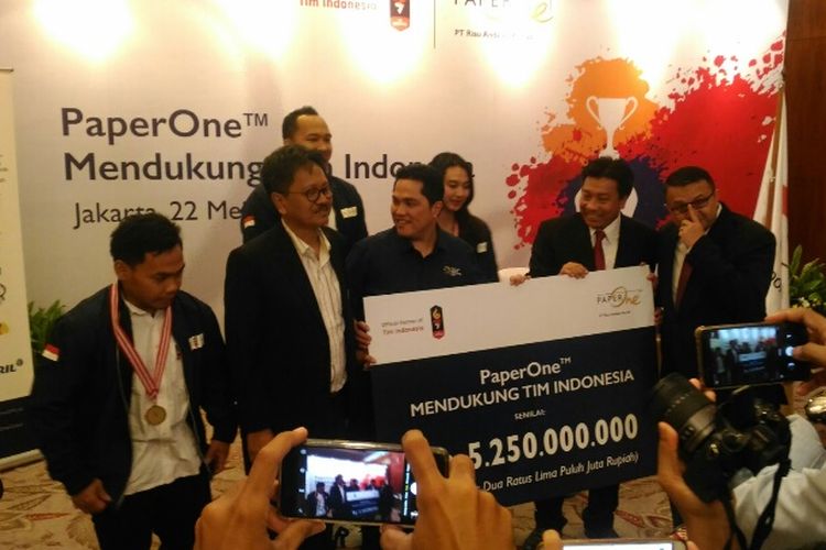 April Group, produsen kertas Paper One menyumbang dana Rp 5,25 miliar untuk Tim Indonesia pada ajang Asian Games 2018, Selasa (22/5/2018).