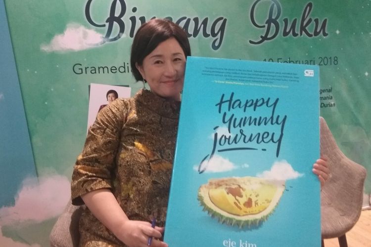 Eje Kim, seorang profesor asal Korea Selatan yang mencintai durian Indonesia yang cinta pada Indonesia, dalam acara launching bukunya Happy Yummy Journey, di Gramedia Central Park, Jakarta, Sabtu (10/2/2018).