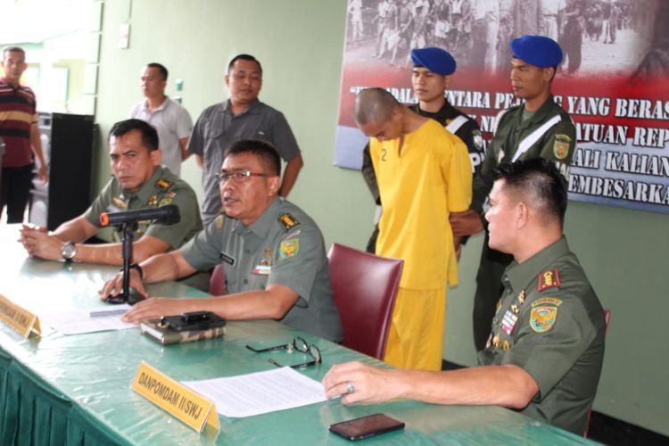 Kapendam II/Sriwijaya Kolonel Inf Djohan Darmawan,saat memberikan keterangan terkait penangkapan Prada DP di Pomdam II Sriwijaya, Jumat (14/6/2019). 